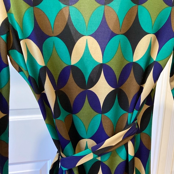 Retro print, multi-color wrap dress.  Polyester.  Size 6 - Picture 6 of 6